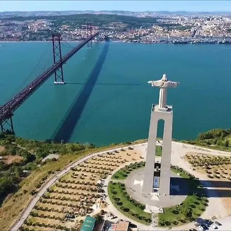 - Vista Sobre Lisboa Apartment Almada